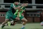 Pemain-Persebaya-menjalani-latihan-di-Stadion-GBT.jpg