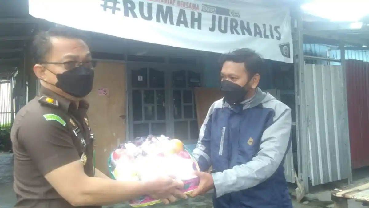 Kejati Sulteng Bantu Jurnalis Terpapar Covid-19 di Palu