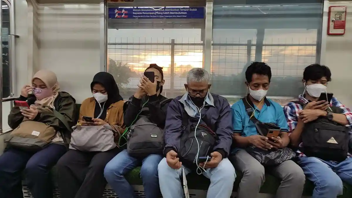 KAI Commuter Tambah Jam Operasional KRL hingga Pukul 24.00 WIB Mulai Hari Ini