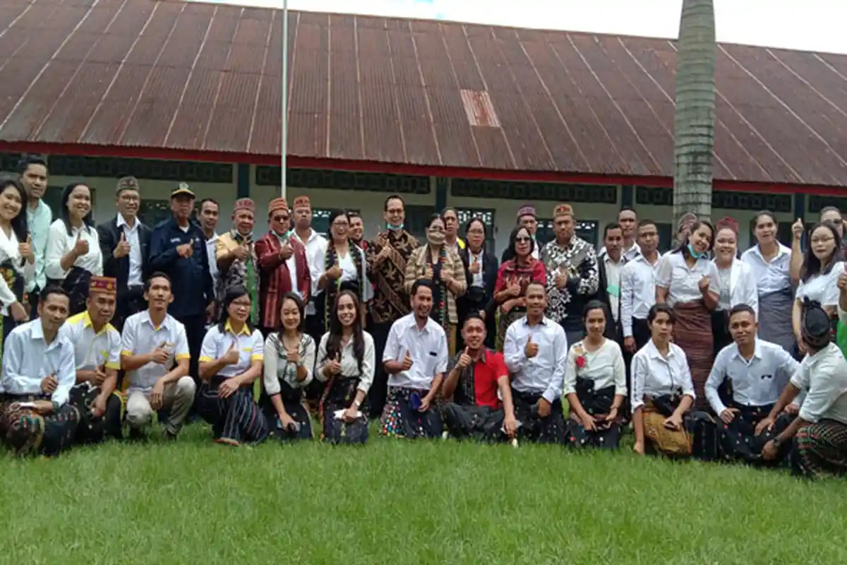 DPRD NTT Serahkan DAK SMAK St Fransiskus Saverius dan SMK Sadar Wisata Ruteng