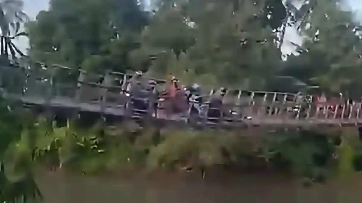 Jembatan Gantung di Sabbangparu Wajo Nyaris Putus Saat Warga Nonton Balap Perahu