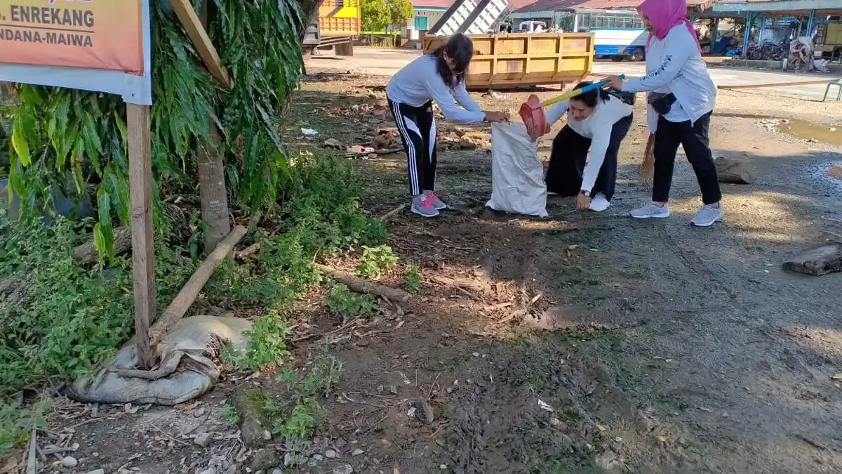 Peringati HPSN, Polres Enrekang Kerja Bakti Bersihkan Sampah di Pasar Sentral