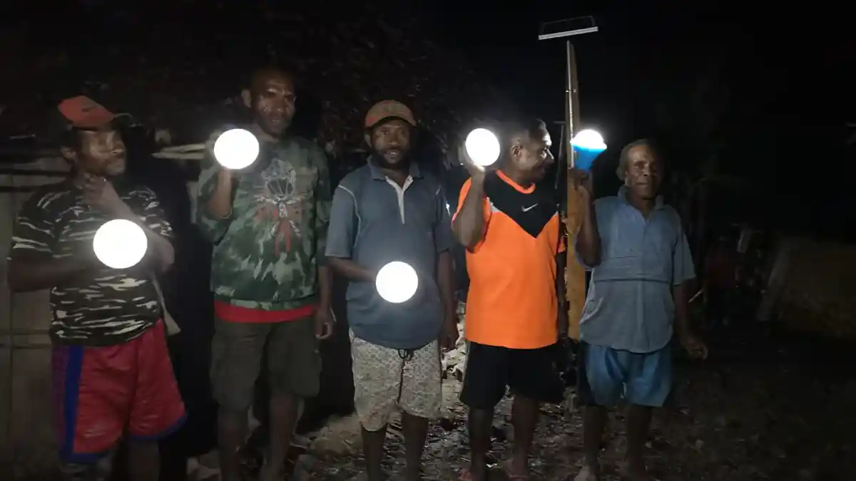 Pemerintah Bagikan 765 Lampu Tenaga Surya Hemat Energi di NTT