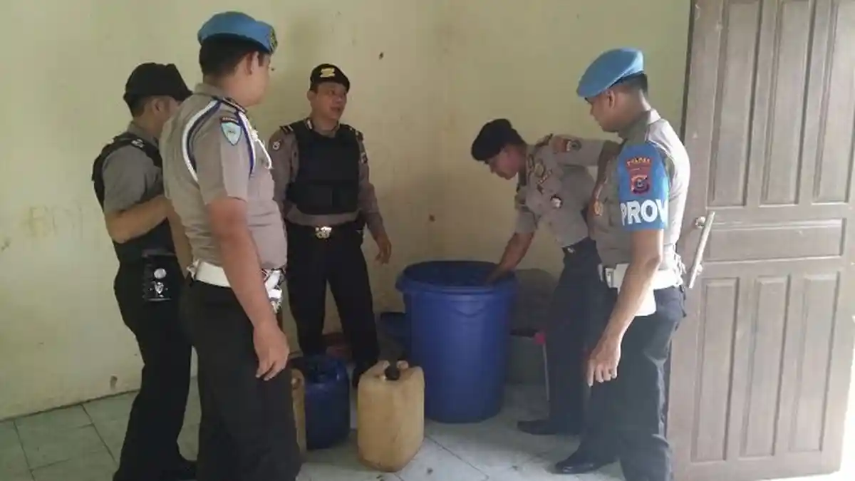 Warga Temukan Ruang Khusus di Pabrik Ciu Jatiasih, Ada Gentong hingga Alat Penyuling