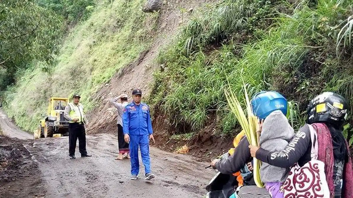 Hujan Seharian, Dua Titik Lokasi di Bukit Abang Kintamani Alami Longsor