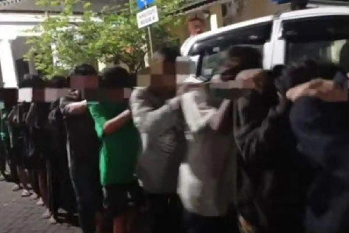 Polisi Surabaya Gagalkan Aksi Tawuran 3 Kelompok Gangster Bersenjata Celurit dan Samurai