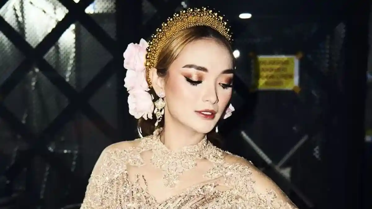 Beda Penampilan Zaskia Gotik Dandan ala India Bak Artis Bollywood dengan Busana Kebaya Nusantara