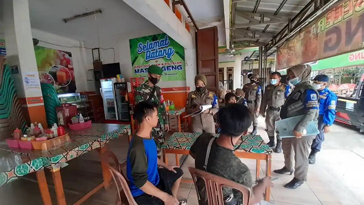 Pemuda Ini Didenda Rp 50.000 saat Berangkat Kerja Tak Pakai Masker di Jalan Rangkasbitung