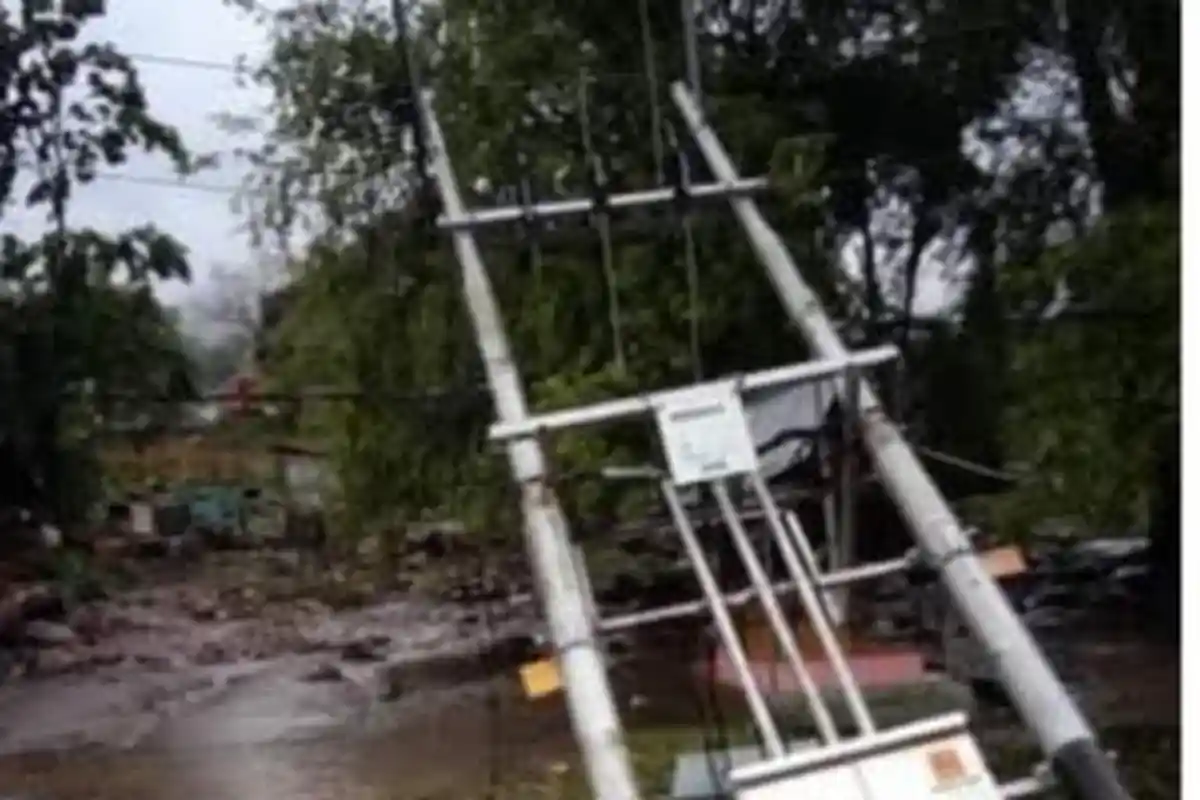 Hujan Deras di Sikka, Tiang Listrik di Jalan Trans Flores Tumbang