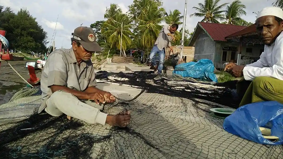 Nelayan Kuala Jeumpa Bireuen Memilih Perbaiki Boat dan Jaring Ikan, Ini Alasannya
