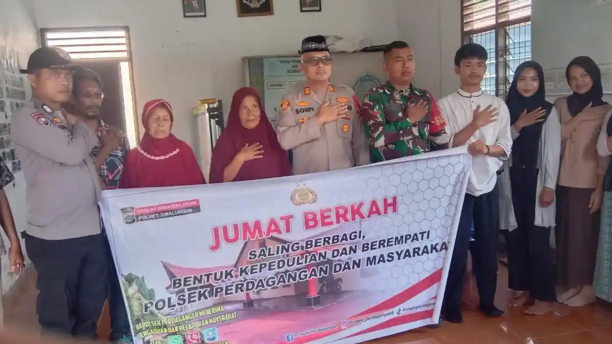 Jumat Barokah di Perdagangan: Kapolsek Bagikan Sembako kepada Lansia di Nagori Bah Gunung