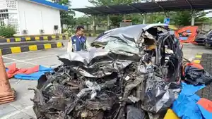 Kondisi-mobil-BRV-yang-terlibat-dalam-kecelakaan-maut-menabrak-bus-rombongan-Bonek.jpg