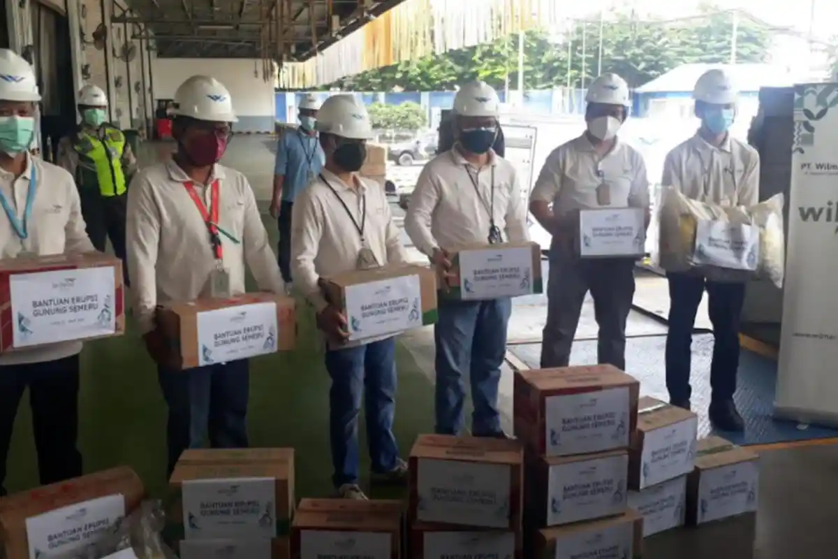 PT Wilmar Gresik Sumbang Paket Sembako ke Warga Korban Gunung Semeru Meletus di Lumajang