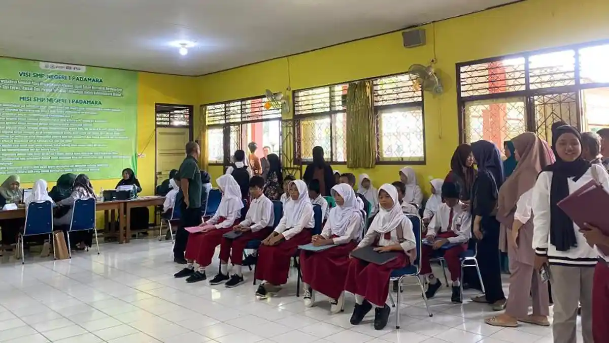 Antre 4 Jam tak Dirasa, Rosida Tetap Semangat Daftarkan Anaknya ke SMPN 1 Padamara Purbalingga