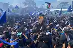 Kawasan-Jalan-Asia-Afrika-dijejali-ribuan-bobotoh-yang-in-persib.jpg