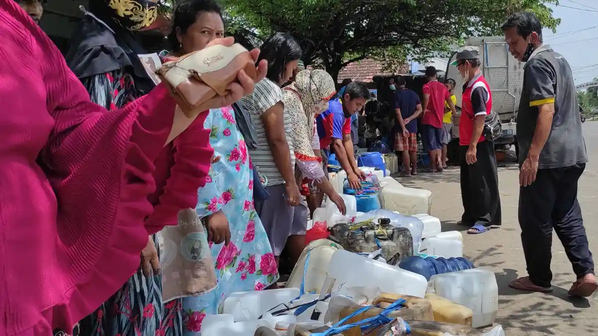 Antrean Pedagang Mengular, Pemkab Madiun Gerojok Minyak Goreng Curah di Pasar Dungus