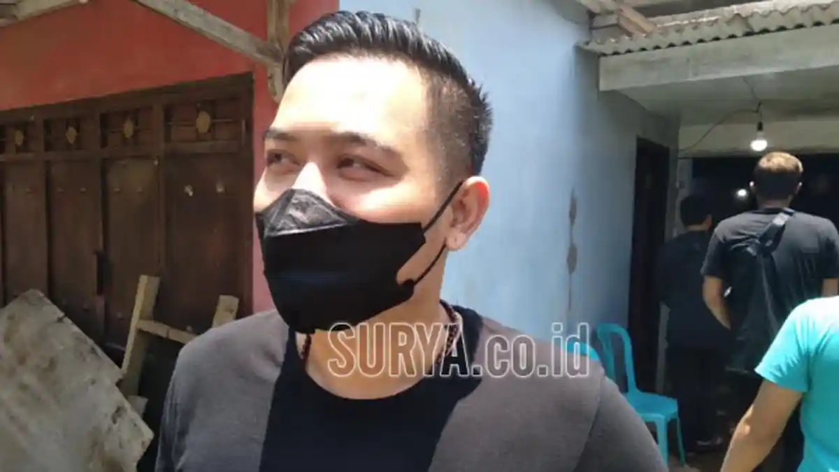 Vokalis D'Bagindas Benny Rianto Datang ke Rumah Duka Hero Tito : Saya ...