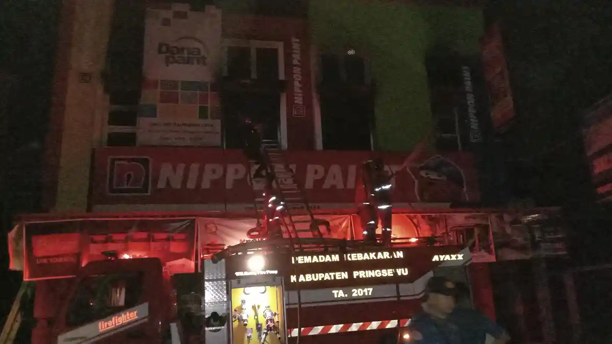 Api Sulit Dipadamkan, Tim BPBD Campurkan Deterjen ke Air Tanggulangi Kebakaran Toko Cat di Pringsewu
