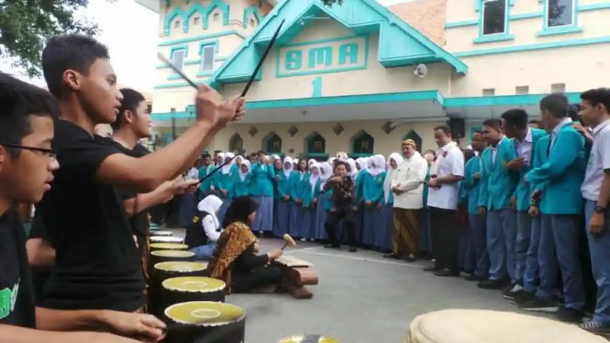 Menteri Anies Datangi Solo Ujian Tengah Semester Diundur