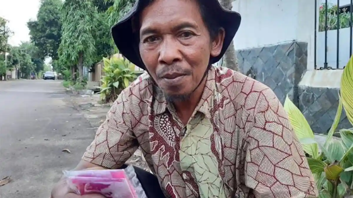 15 Tahun Tobiin Rahasiakan Pekerjaan Jualan Es Keliling Agar Anak-anaknya Tidak Malu