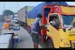 Pedagang Asongan Ketiban Berkah Macet Pengecoran Pantura Kendal, Sehari Raup Rp 1 juta
