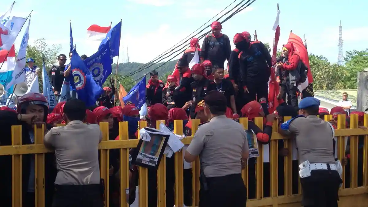 Buruh Minta Pagar Kantor Disnaker Batam Dibuka: Ayo Buka Pak, Kita Selama Ini Baik-baik