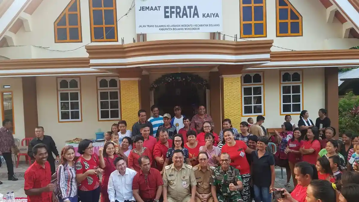 Olly Tanda Tangan Prasasti Jemaat GMIBM Efrata Desa Kaiya