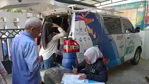 Warga-Punge-Jurong-Banda-Aceh-saat-mengakses-layanan-BPJS-Keliling.jpg