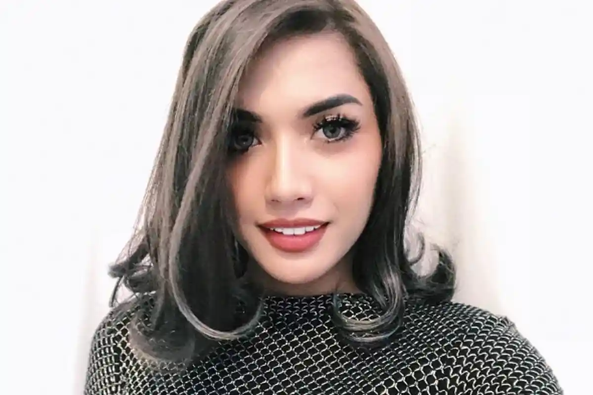 Millen Cyrus Pamer Belahan Paha, Netizen Sebut Dirinya Penyebab Gempa