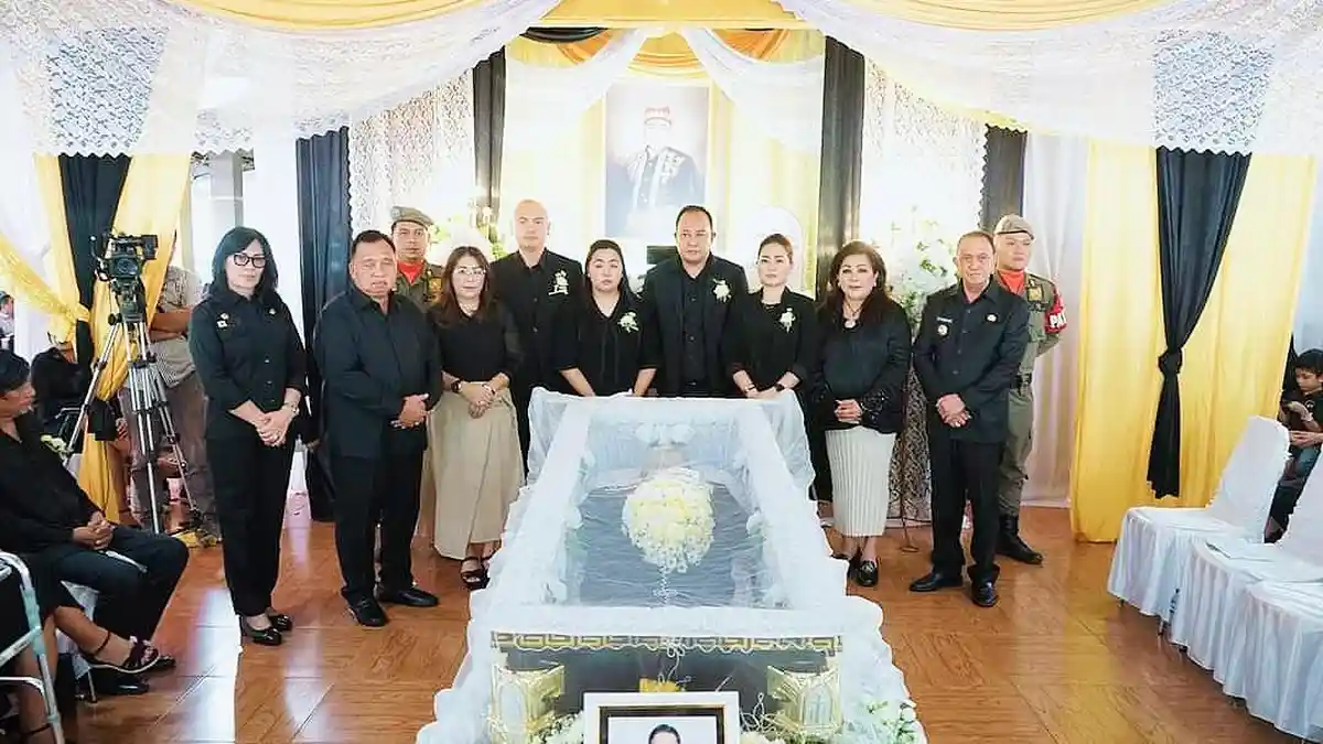 Roy Roring dan Robby Dondokambey Hadiri Ibadah Pemakaman Mantan Bupati Minahasa Stefanus Runtu