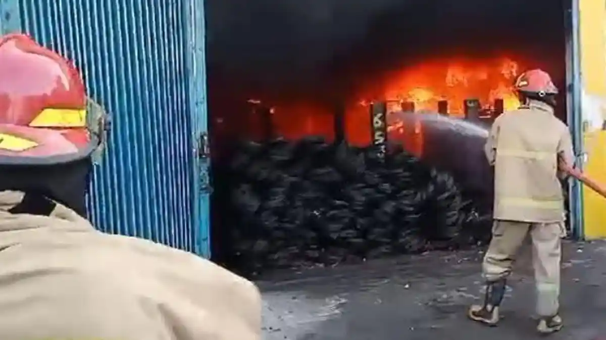 Kebakaran Toko Bangunan di Menganti Gresik, Empat Kendaraan Termasuk Forklift Ikut Ludes