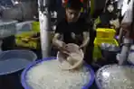pedagang-kolang-kaling-di-pasar-minggu_20230407_203031.jpg
