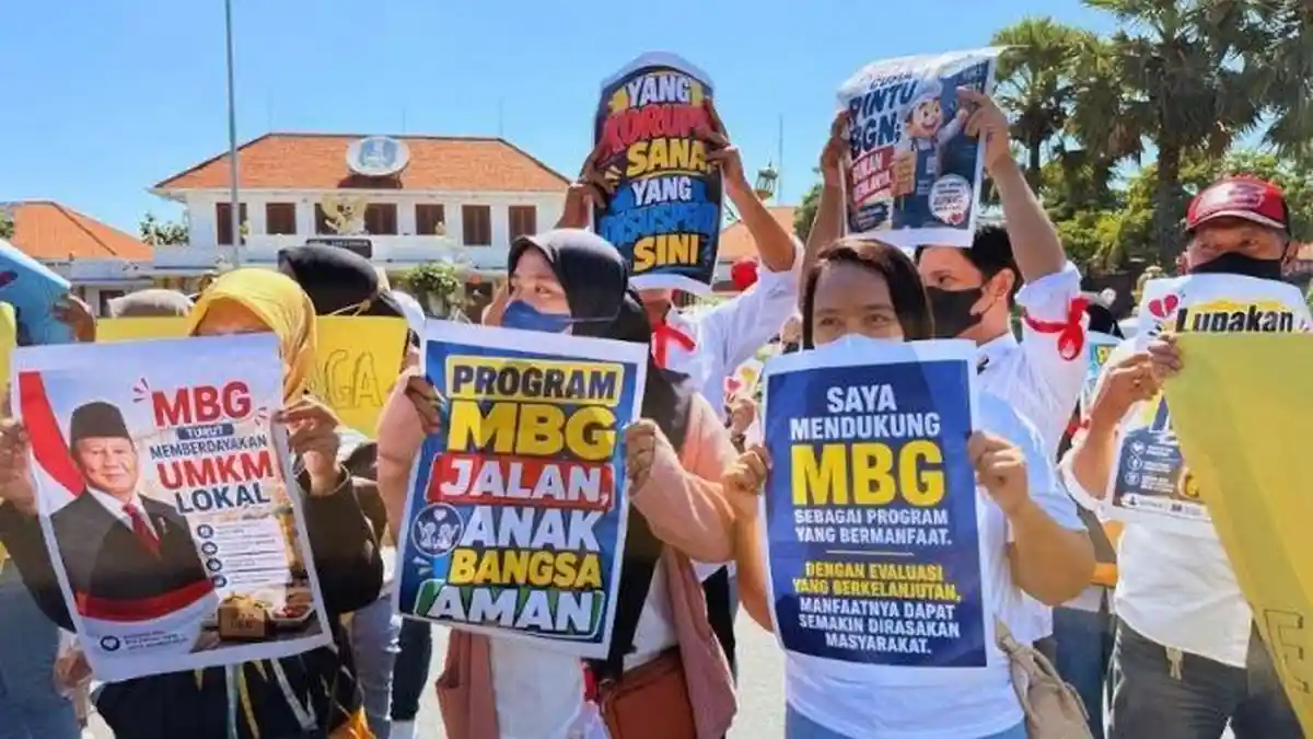 Ratusan Relawan dan Petani Jawa Timur Tuntut Keberlanjutan Program MBG di Depan Gedung Grahadi - Surya.co.id