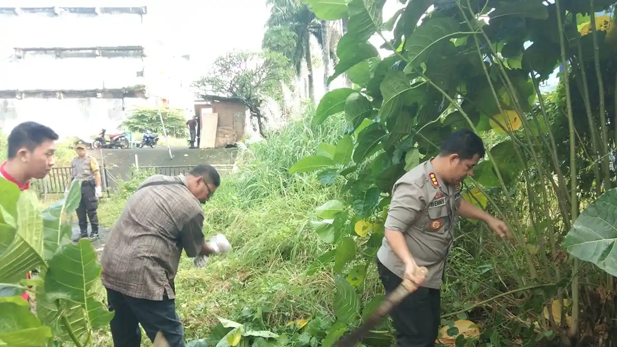 Rumput dan Pepohonan Liar di Kota Manado Dibersihkan Polresta Manado