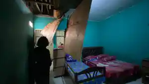 Kerusakan-plafon-rumah-warga-akibat-gempa-bumi-di-Kampung-Pabuaran-Kelur.jpg