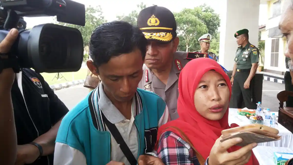 Jahilnya Kapolda Babel, Mengintip Ketikan Wartawan hingga Sodorkan Hp ke Gubernur