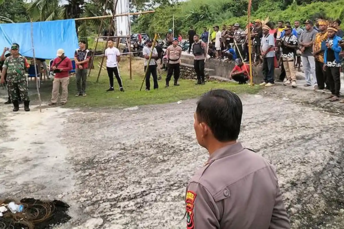10 Hari Dipalang, Warga Imekko Lepas Kain Merah di Kantor KPU Sorong Selatan Papua Barat Daya
