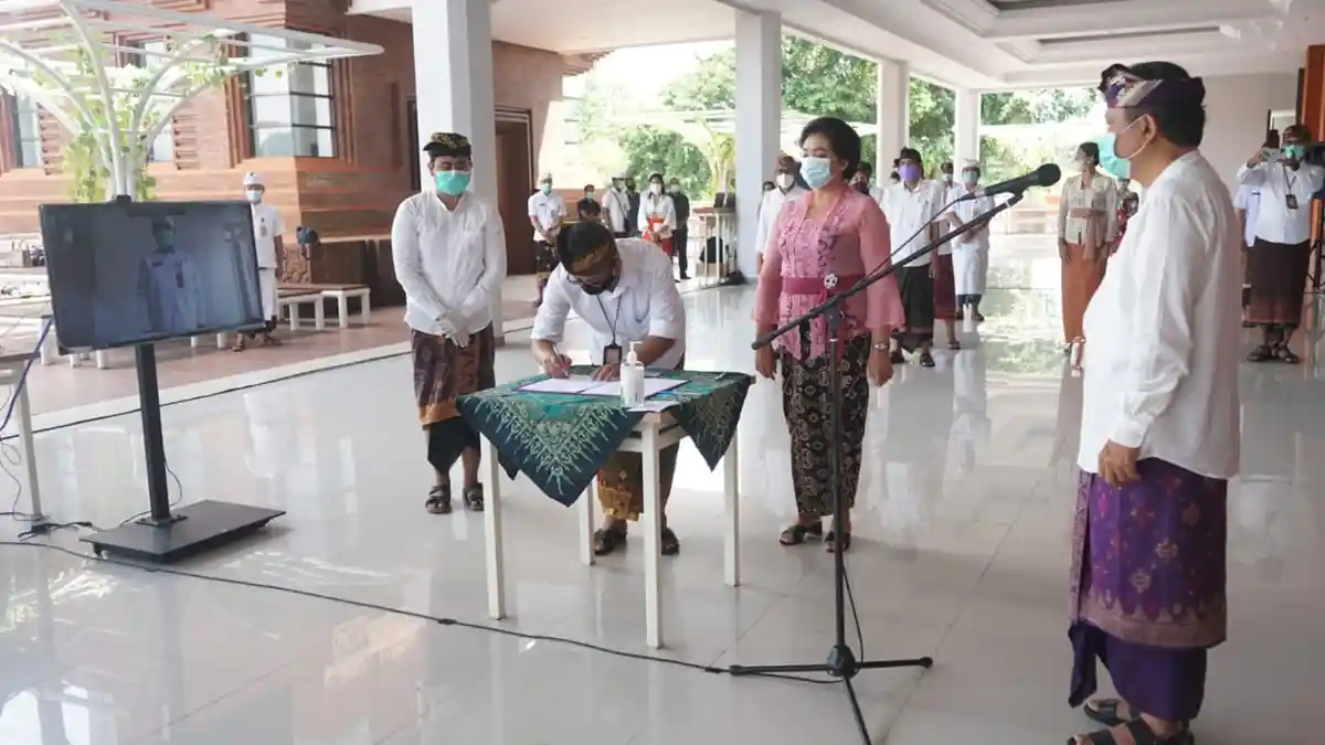 Rai Mantra Lantik Made Toya Sebagai Penjabat Sekda, Masa Pandemi Pelantikan Secara Virtual