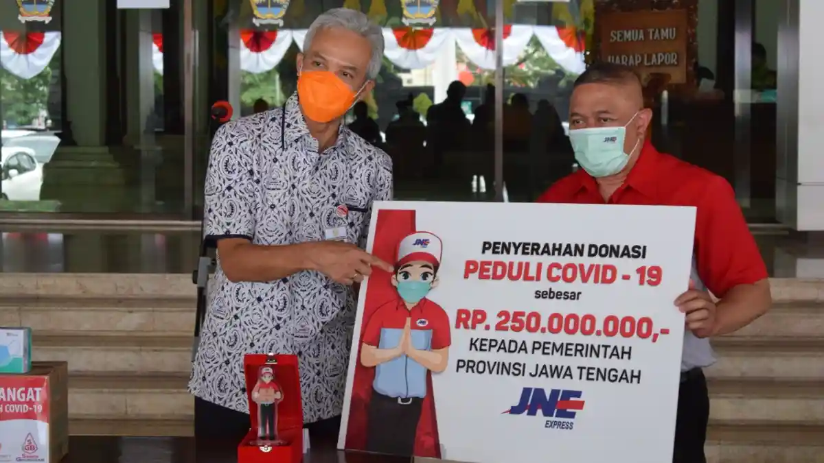 Presdir JNE Serahkan Donasi 250 Juta untuk Penanganan COVID-19