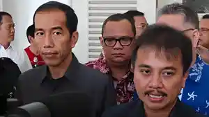 20251107-Jokowi-saat-Gubernur-DKI-Jakarta-dan-Roy-Suryo.jpg