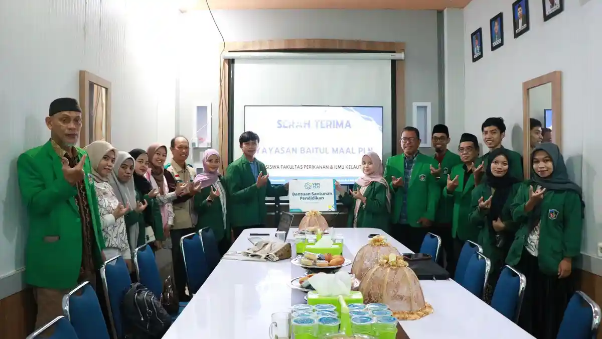 PLN UIP Sulawesi dan YBM PLN Bantu Pendidikan 19 Mahasiswa Unismuh dan UMI