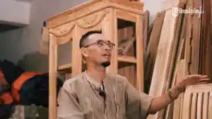 Mebel-Arois-dikelola-oleh-Hajah-Maryamah-bersama-putranya-Hanafi.jpg