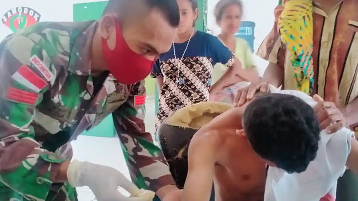 Tim Kesehatan Satgas Pamtas Bantu Korban Laka Lantas