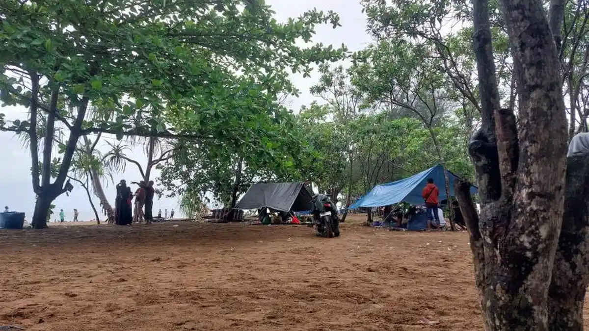 Lebaran 2025, Pengunjung Pantai Asmara Nikmati Libur Main Air dan Naik Perahu Karet 
