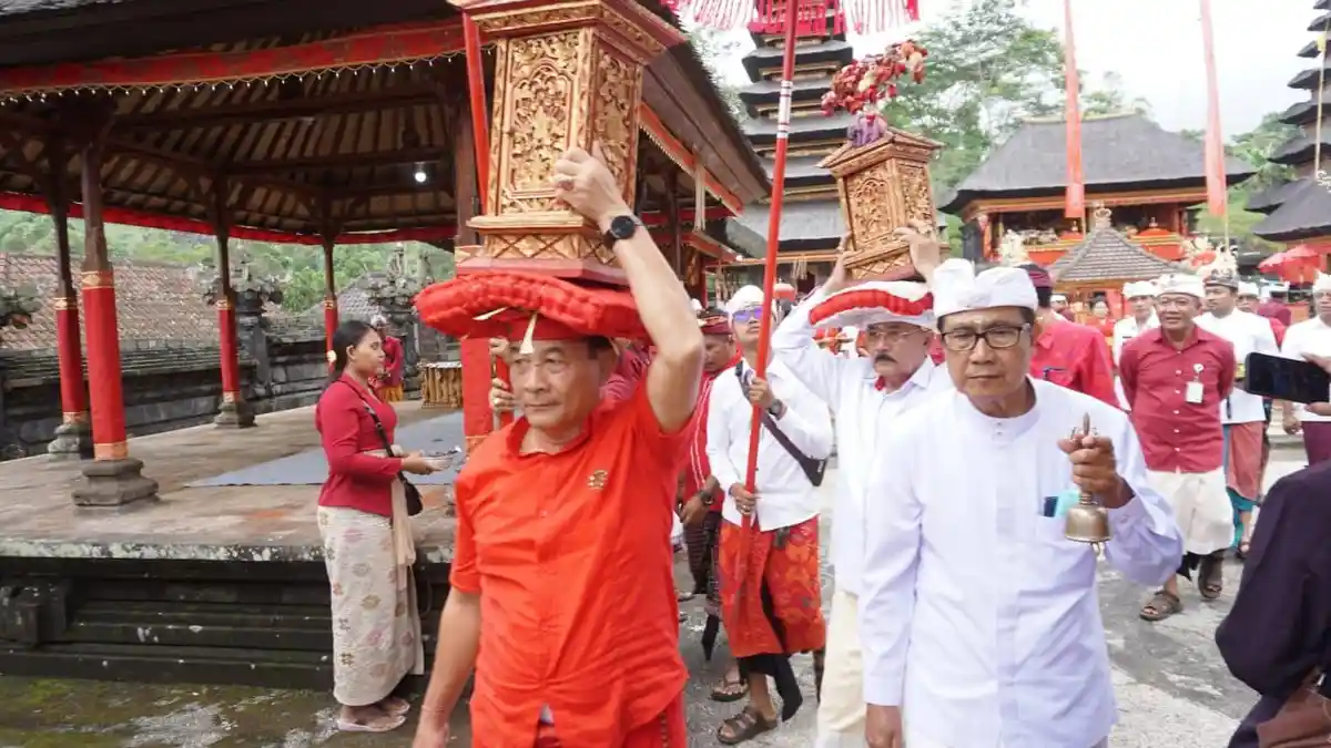 Penyineban Penyeeb Brahma Pujawali Kiduling Kreteg, Bupati Dana Nuwek Bagia Pula Kerthi