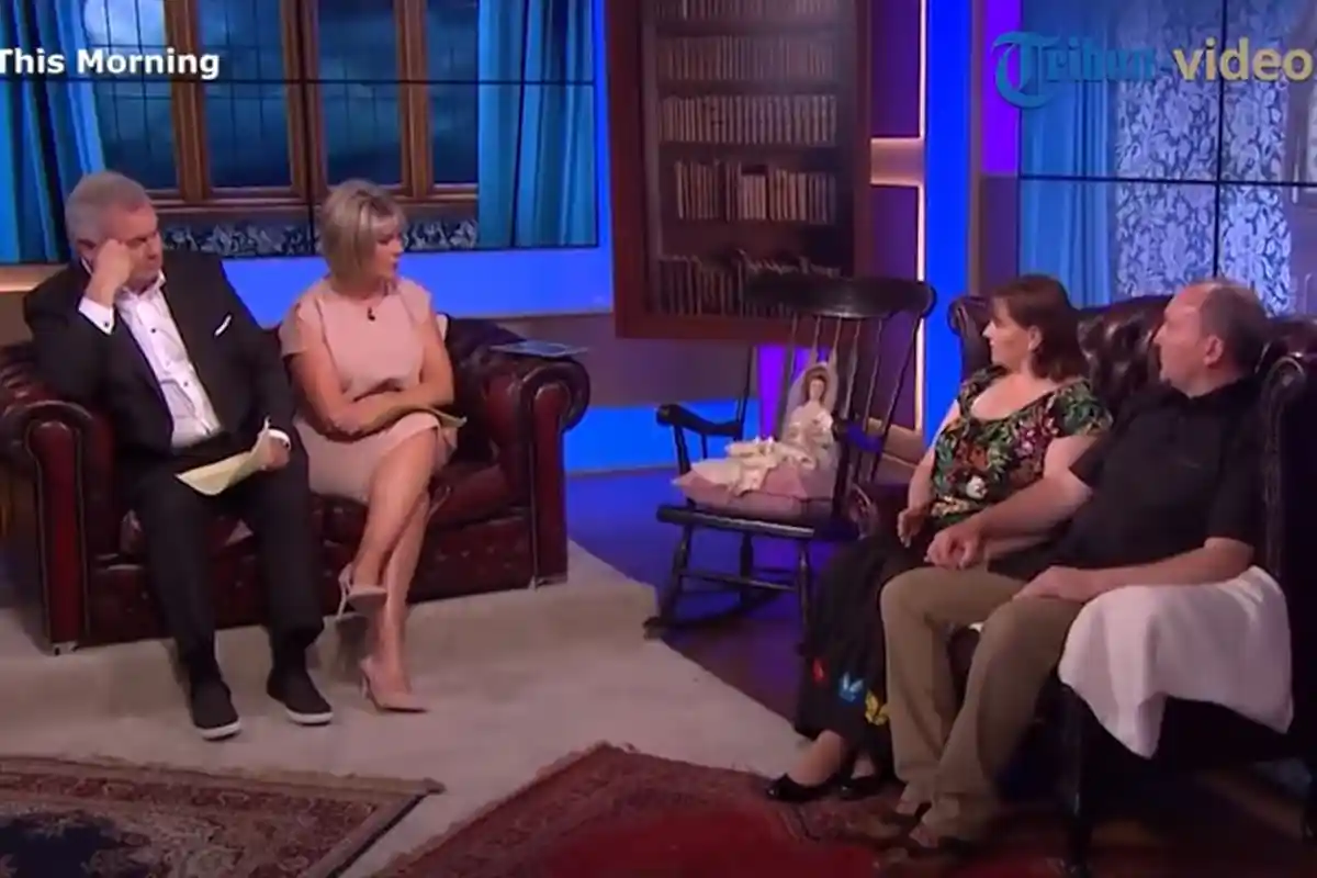 VIDEO - Boneka Misterius Lakukan Hal Tak Terduga saat Siaran Langsung di Televisi