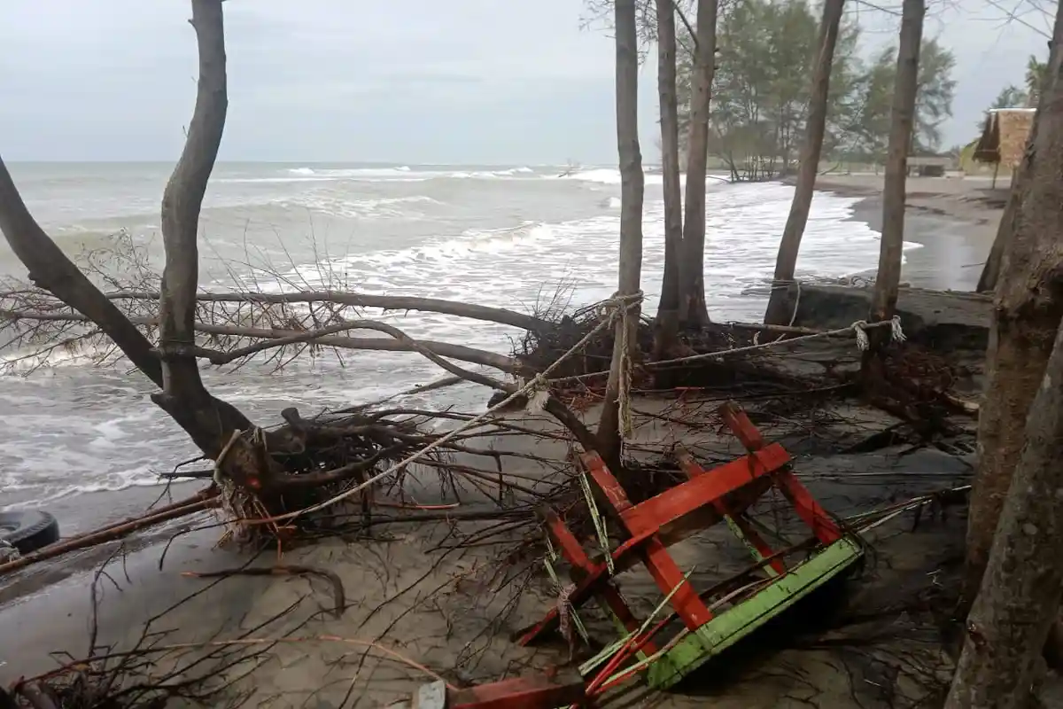 Objek Wisata Pasir Hitam Hancur Diterjang Ombak - ombak-besar_pasang-purnama_rusak-objek-wisata-bireuen.jpg