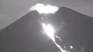 Jumat-Malam-Gunung-Semeru-Muntahkan-Lava-Pijar-Seauh-2500-Meter.jpg