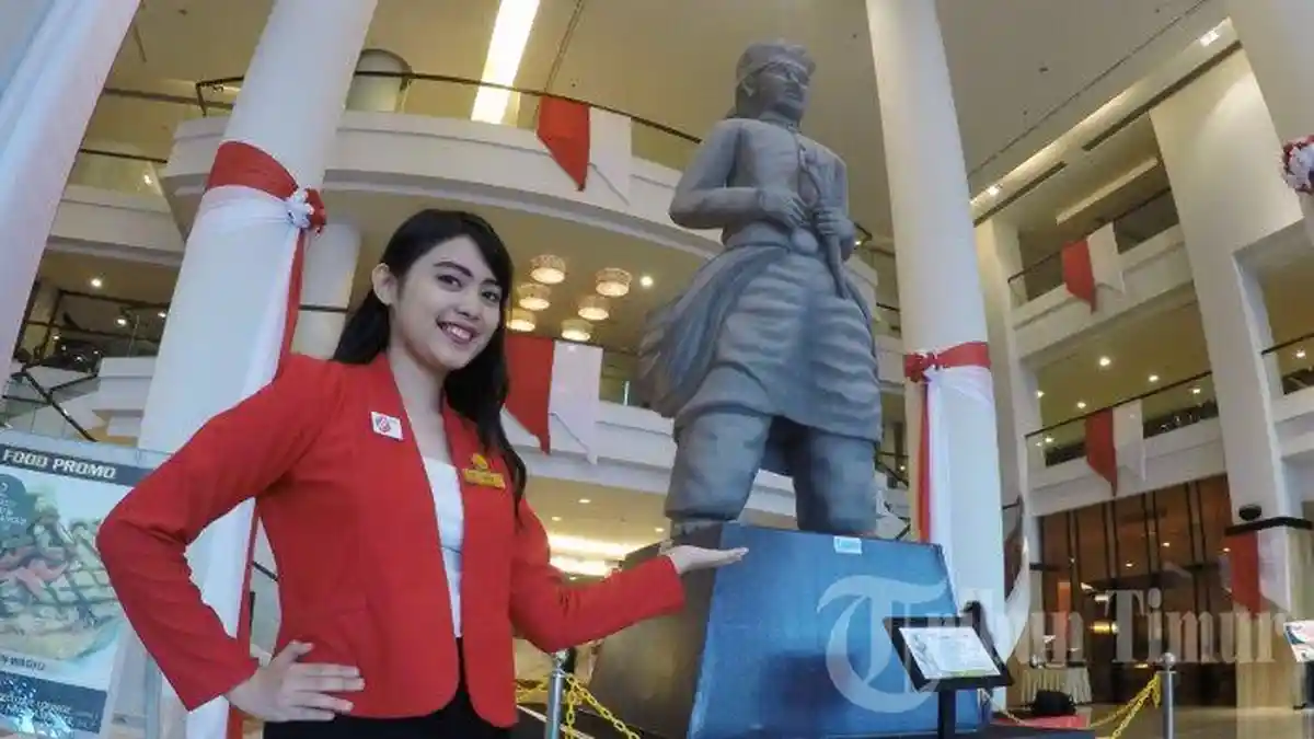 FOTO: HUT Kemerdekaan RI, Hotel Clarion Pasang Patung Sultan Hasanuddin - clarion_20160805_214033.jpg