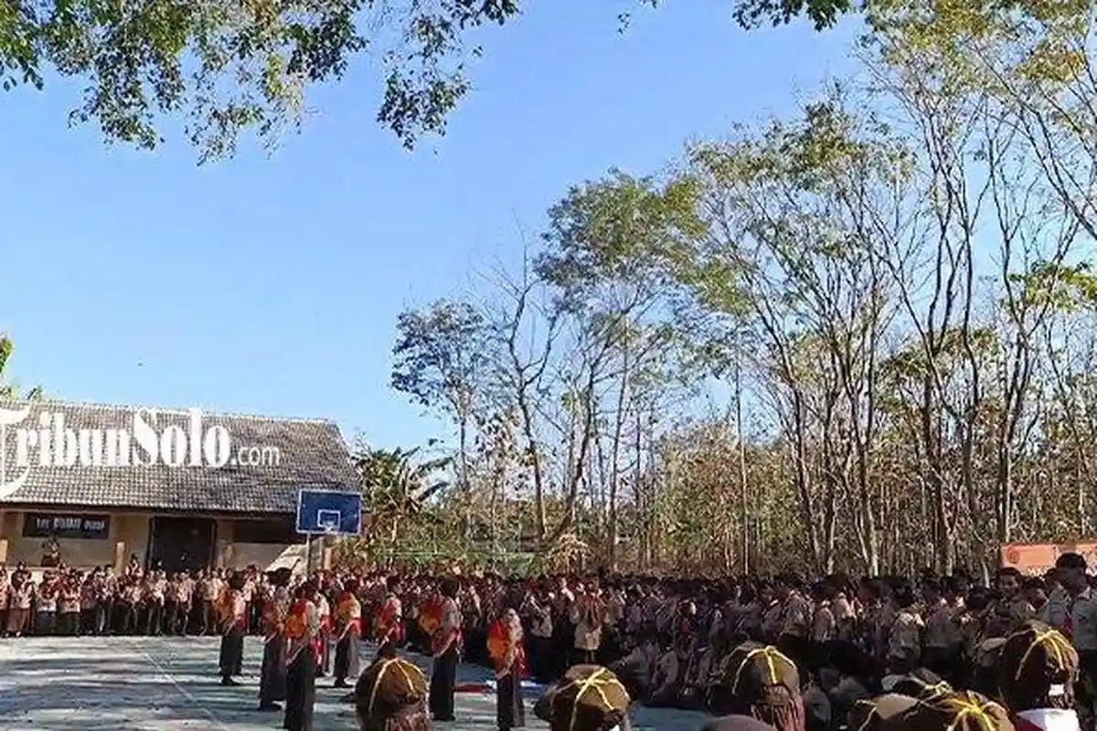 Tertimpa Pohon Tumbang saat Mengikuti Upacara Hari Pramuka di Wonogiri, 6 Pelajar Dilarikan ke RS